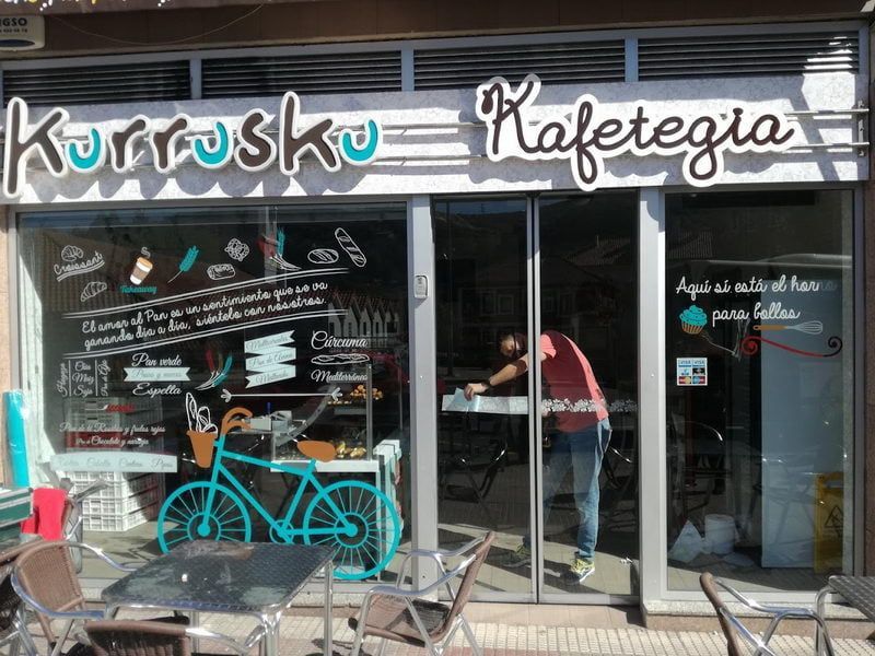 Decoracion-con-vinilo-en-cristalera-escaparate-comercio-panaderia-cafeteria