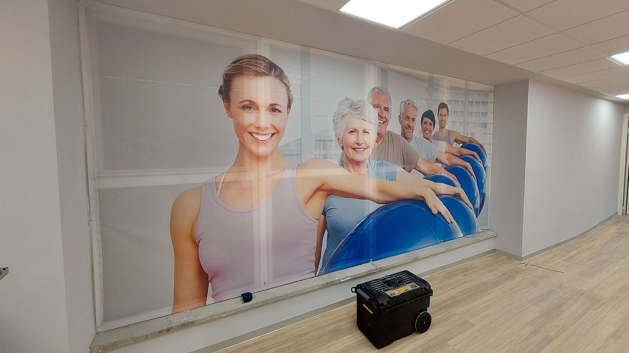 Mural decorativo de gran formato Ejemplo de mural decorativo de gran formato para interior