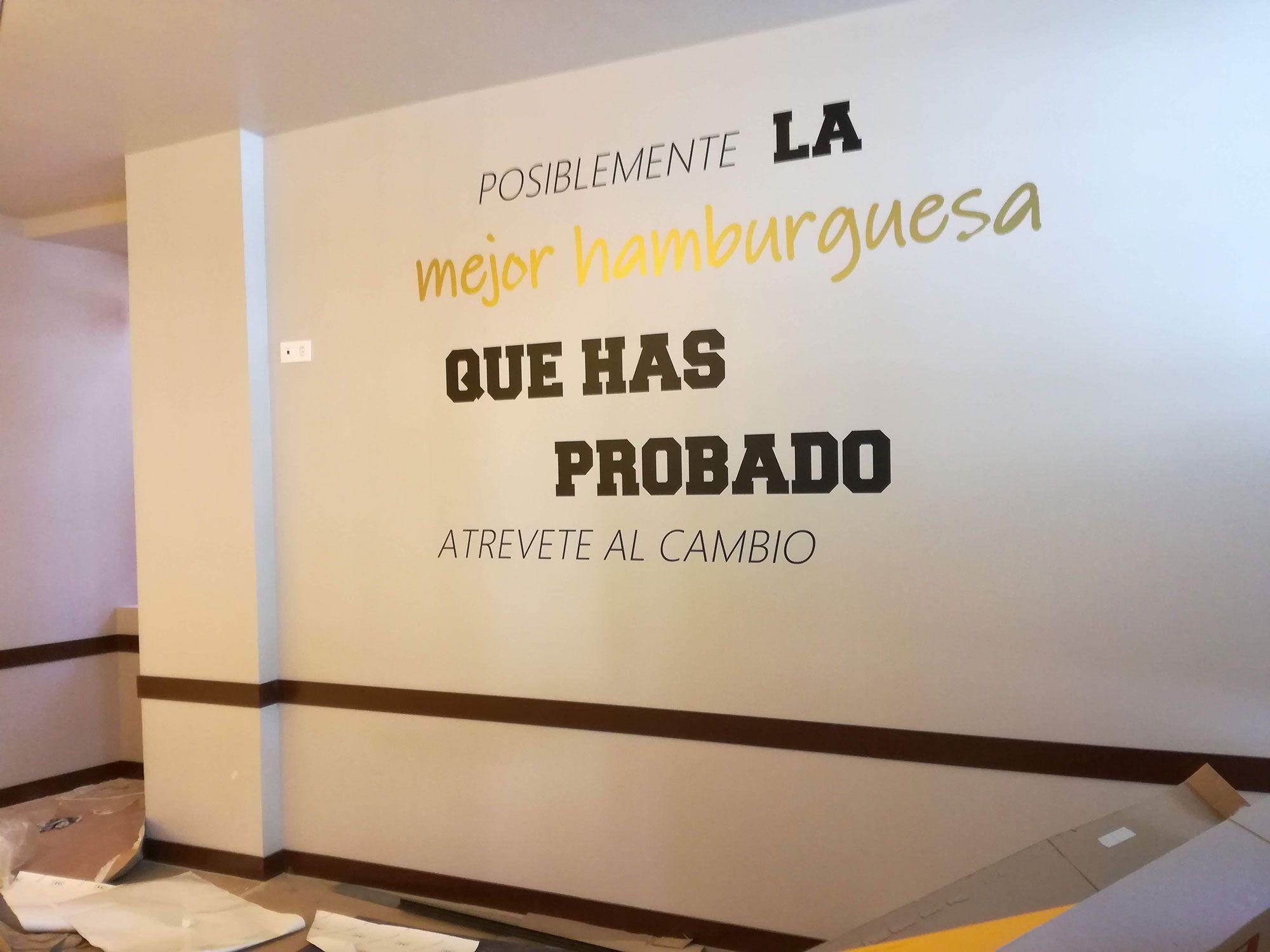 Rótulo exterior para comercio Rótulo exterior instalado en un comercio