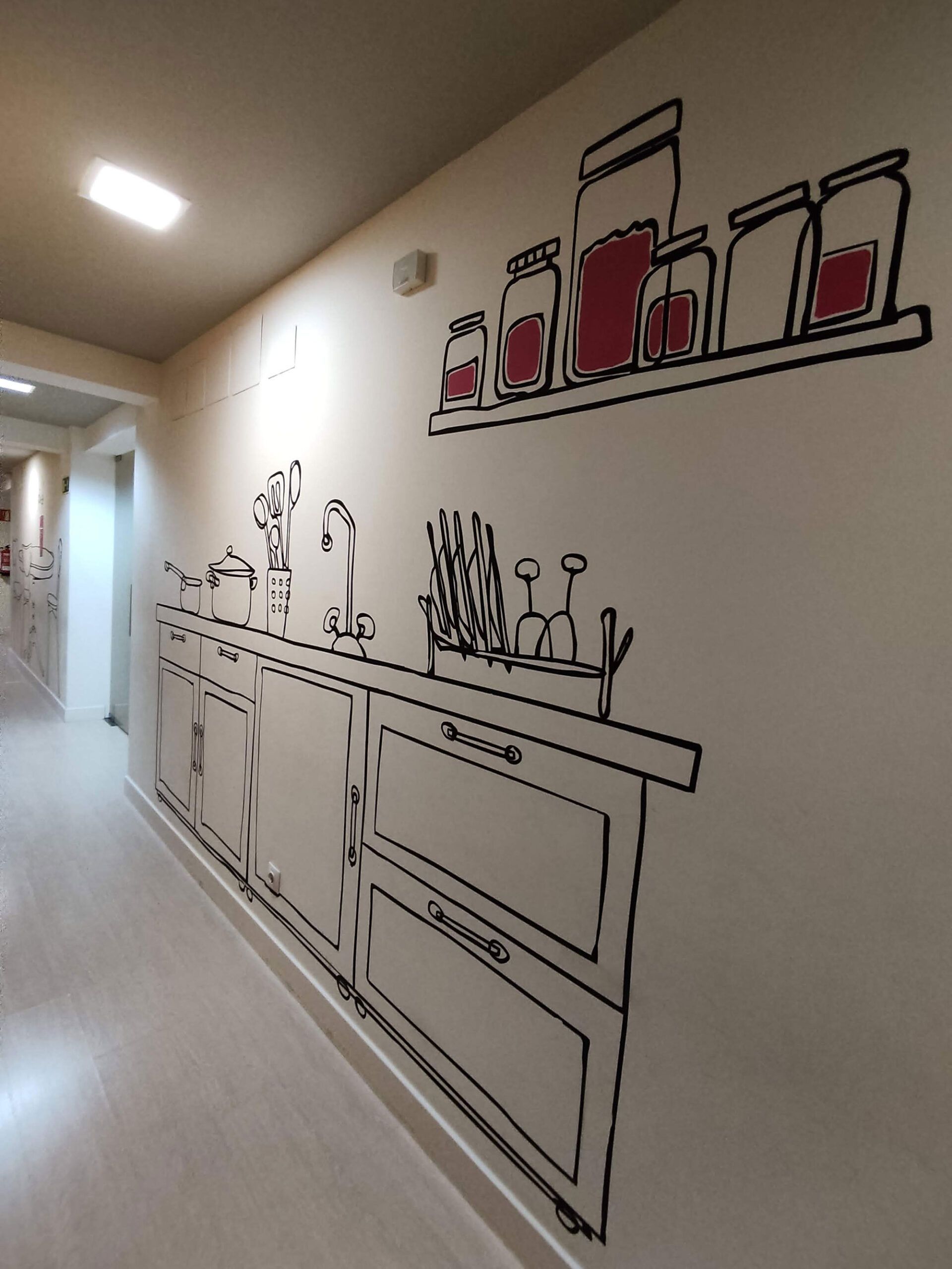 Instalación de mural decorativo en interior Mural decorativo instalado en una pared interior