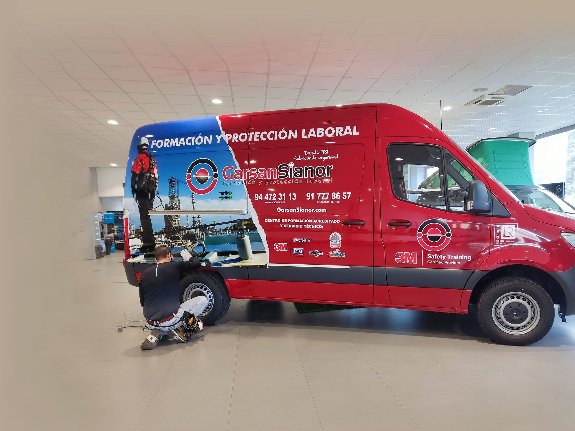 Rotulación de furgoneta comercial – RotuNext Furgoneta comercial rotulada con vinilo para empresa