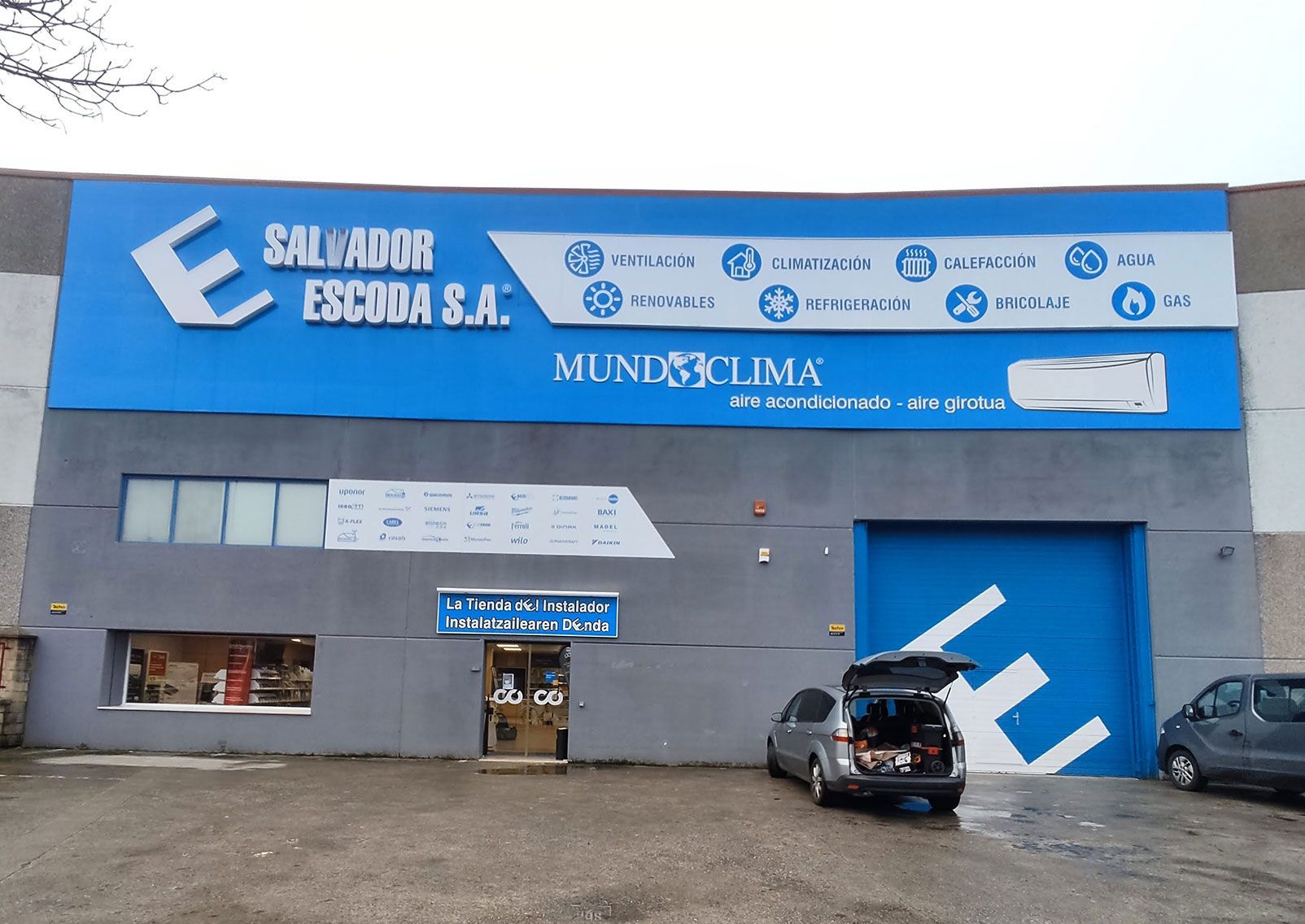 Rotulación comercial de gran formato instalada en fachada