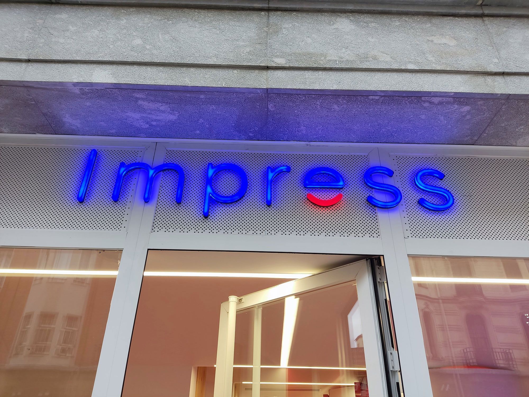 Letras corpóreas instaladas en una fachada comercial
